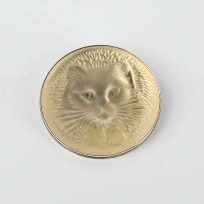 LALIQUE Broche en verre opalescent à décor...