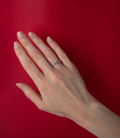 Half wedding band in 18-carat (750 thousandths)...