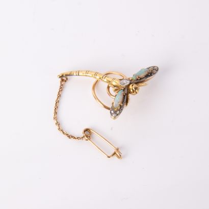 Dragonfly brooch 
Yellow gold (750 thousandths)...