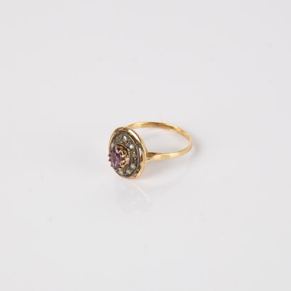 Oval-shaped ring in silver and 18-carat (750...
