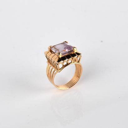 18K (750 thousandths) yellow gold ring centered...