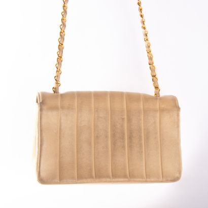CHANEL
Beige lambskin bag with vertical stitching.
Flap...