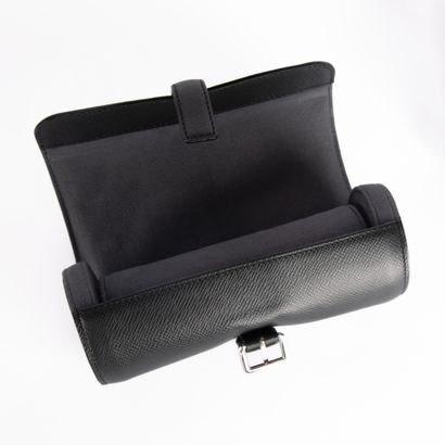 LOUIS VUITTON
Black grained leather watch...