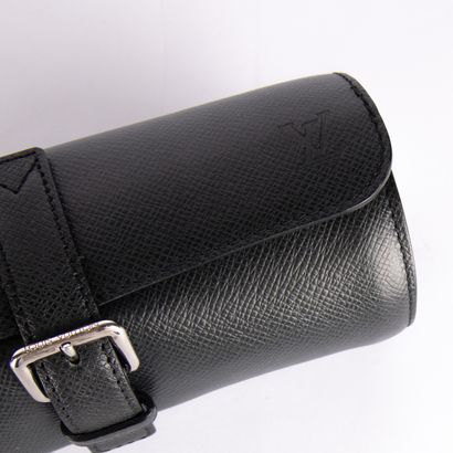 LOUIS VUITTON
Black grained leather watch...