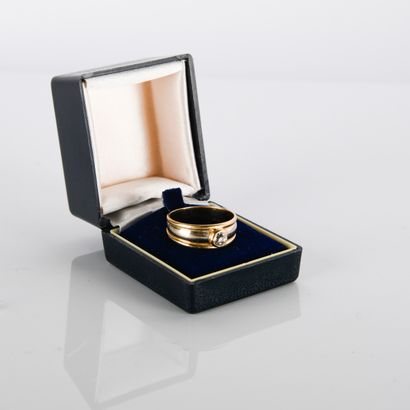 Yellow and white gold (750 thousandths) ring...