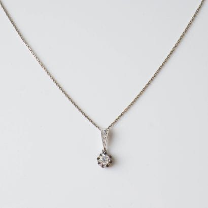 Platinum pendant (850 °/00) holding a line...