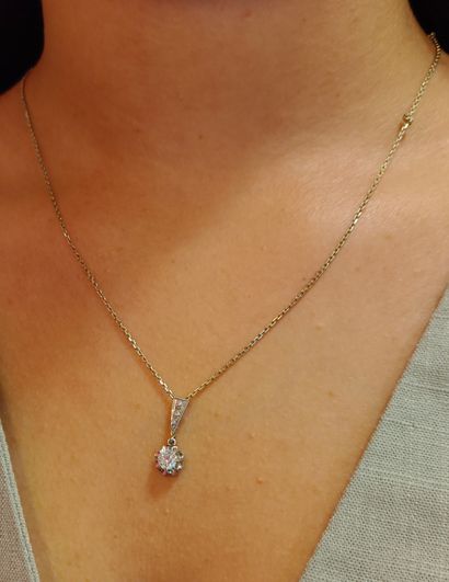 Platinum pendant (850 °/00) holding a line...