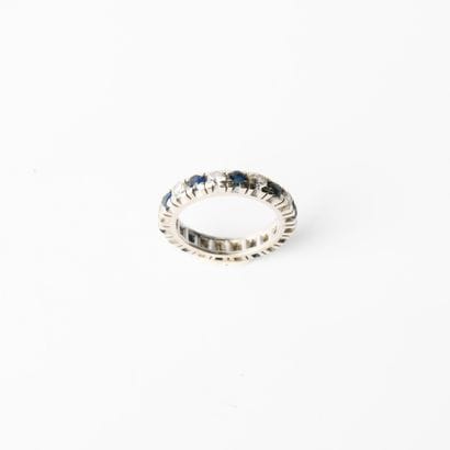 American wedding band in 18-carat (750 thousandths)...