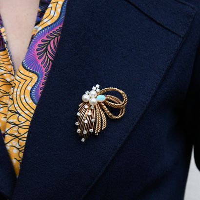 Elegant bow brooch with spray motif, in gold...