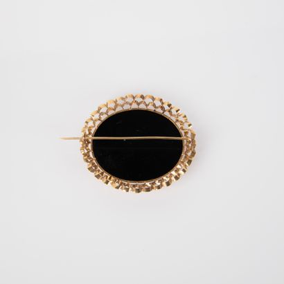 Brooch set in yellow gold (750 thousandths)...