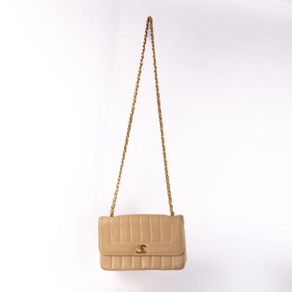 CHANEL
Beige lambskin bag with vertical stitching.
Flap...