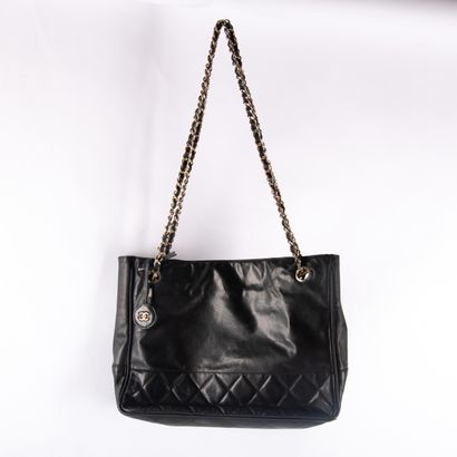 CHANEL
Shoulder bag in black leather and...