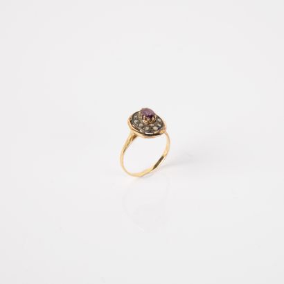 Oval-shaped ring in silver and 18-carat (750...