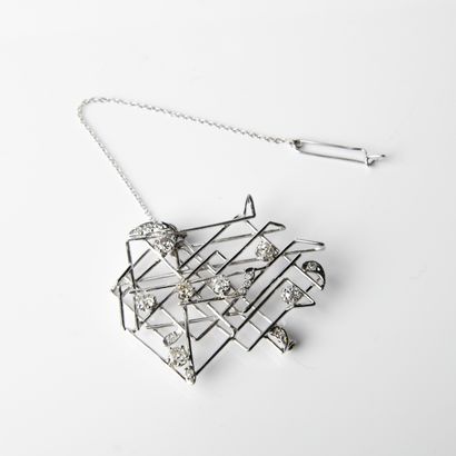 Brooch in 18-carat (750 thousandths) white...