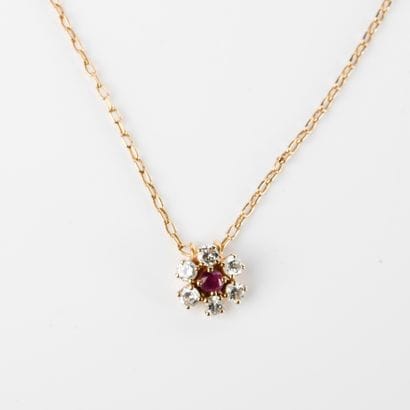 Yellow gold (750 thousandths) daisy pendant...