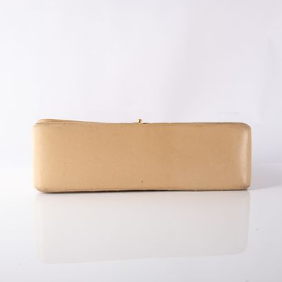 CHANEL
Beige lambskin bag with vertical stitching.
Flap...