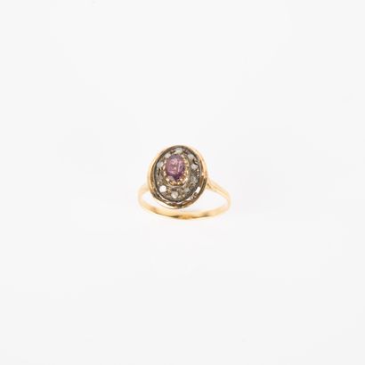 Oval-shaped ring in silver and 18-carat (750...