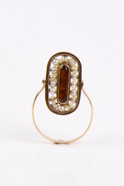 Pink gold (750°/00) ring with rocking bezel
The...