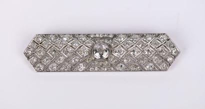Rectangular Art Deco openwork brooch in platinum...