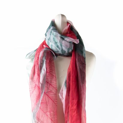 HERMES
Foulard carré en crêpe de soie zèbre...