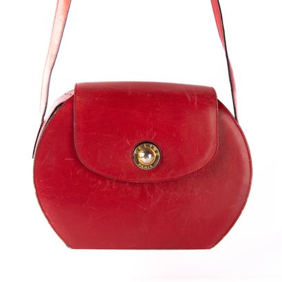 CELINE
Red leather shoulder bag, flap closure...