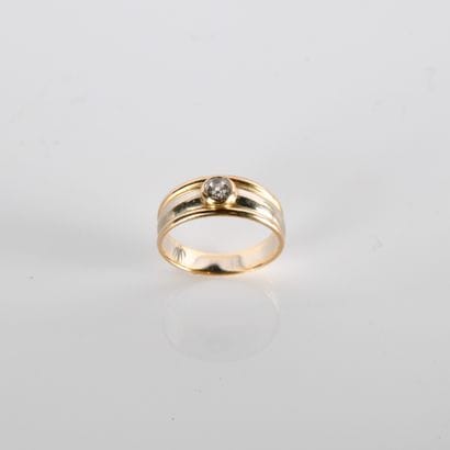 Yellow and white gold (750 thousandths) ring...