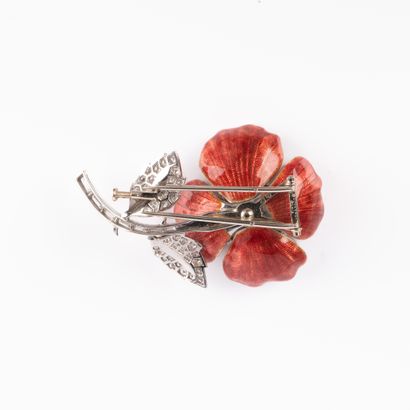 From the House of BOUCHERON
Clip brooch signed...