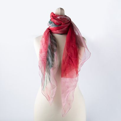 HERMES
Foulard carré en crêpe de soie zèbre...