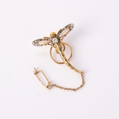 Dragonfly brooch 
Yellow gold (750 thousandths)...