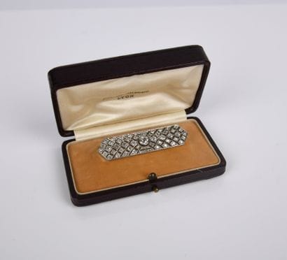 Rectangular Art Deco openwork brooch in platinum...