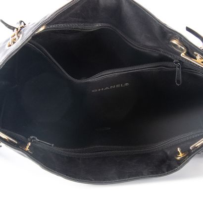 CHANEL
Shoulder bag in black leather and...