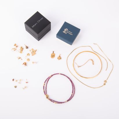 Ensemble de petits bijoux dont :
- 15 en...