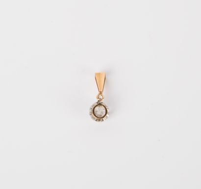 Yellow gold (750°/00) pendant set with a...