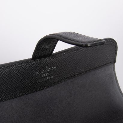 LOUIS VUITTON
Black grained leather watch...
