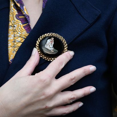 Brooch set in yellow gold (750 thousandths)...
