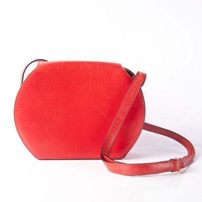CELINE
Red leather shoulder bag, flap closure...