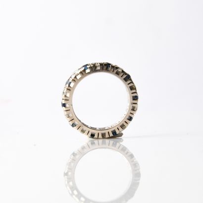 American wedding band in 18-carat (750 thousandths)...