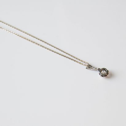 Platinum pendant (850 °/00) holding a line...