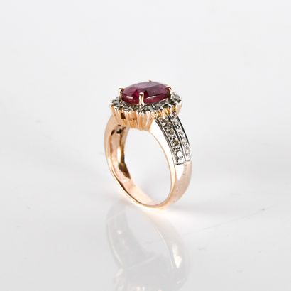 Modern ring, foreign work, centered on a...