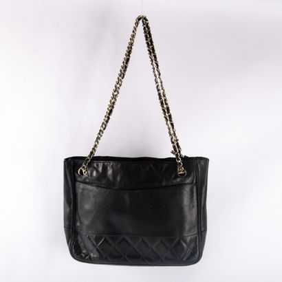 CHANEL
Shoulder bag in black leather and...