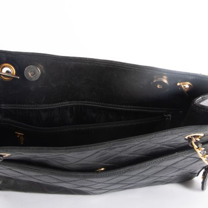 CHANEL, 
Quilted leather shoulder bag
Double...