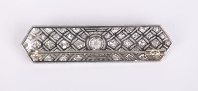 Rectangular Art Deco openwork brooch in platinum...