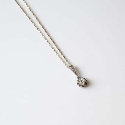Platinum pendant (850 °/00) holding a line...