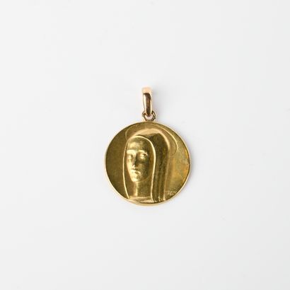 Médaille religueuse en or jaune 18 carats...