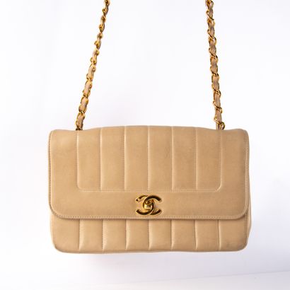 CHANEL
Beige lambskin bag with vertical stitching.
Flap...