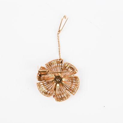 Flower brooch in 18-carat (750 thousandths)...