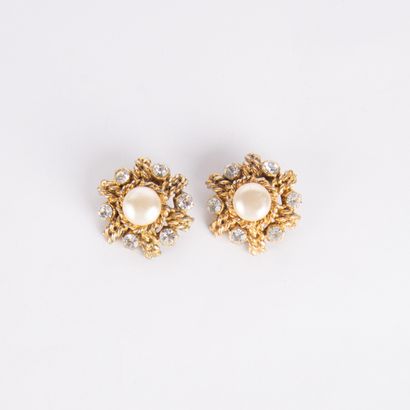 CHANEL
Paire de clips d'oreilles en métal...
