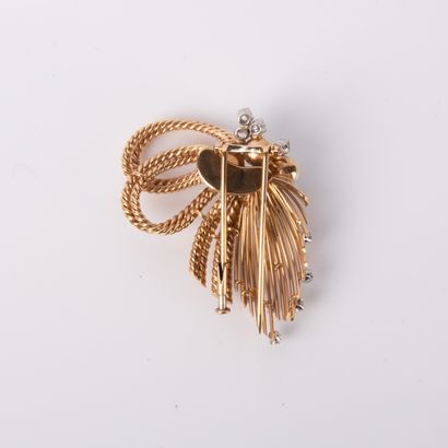 Elegant bow brooch with spray motif, in gold...