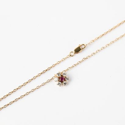 Yellow gold (750 thousandths) daisy pendant...