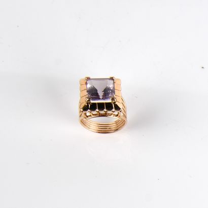 18K (750 thousandths) yellow gold ring centered...